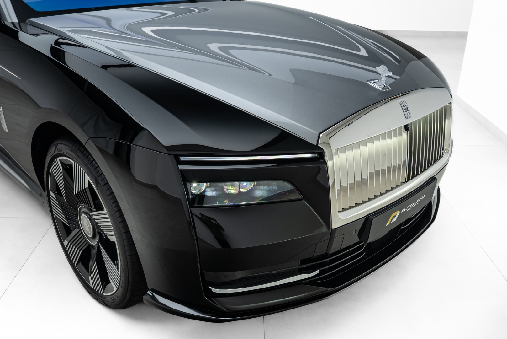 2025 ROLLS ROYCE SPECTRE. BESPOKE SOUND SYSTEM. IMMERSIVE SEATS. MAIN DEALER WARRANTY AND SERVICE.